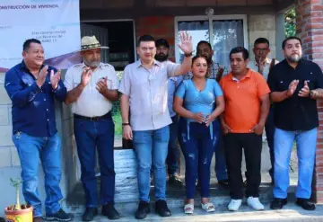 Entrega Ovidio Peralta 41 viviendas a familias de Comalcalco