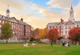 En respuesta a la incertidumbre generada por el gobierno de Trump, Harvard suspende sus contrataciones