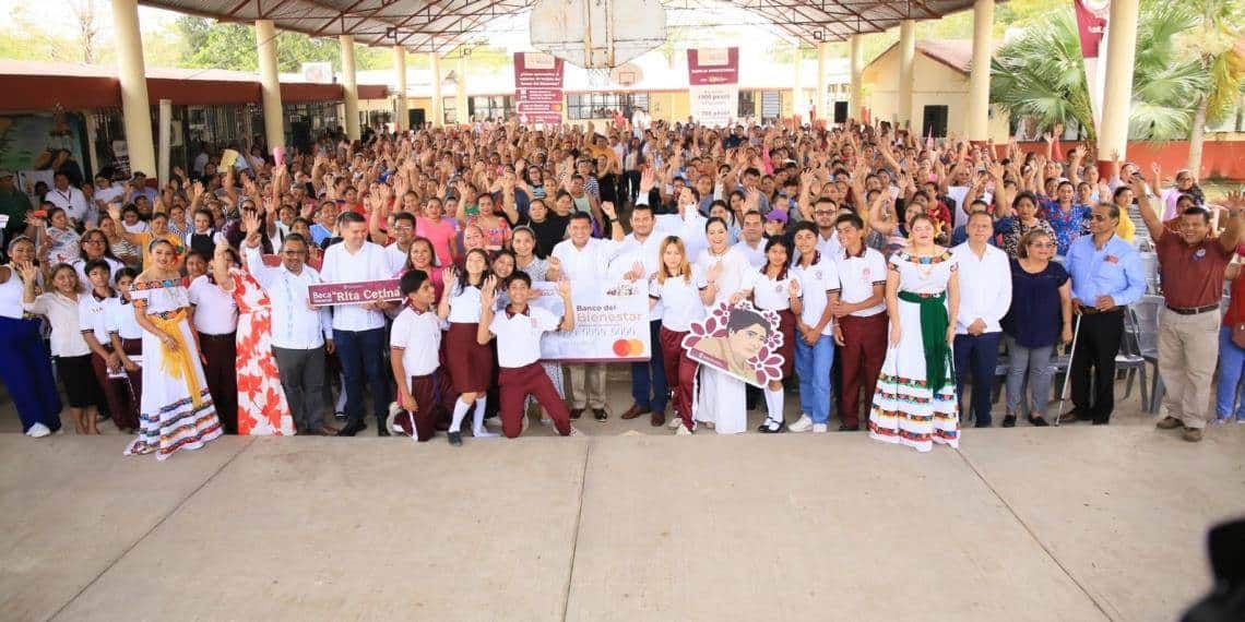 Es mejor que nuestros jóvenes estén en las aulas que en las calles: Javier May