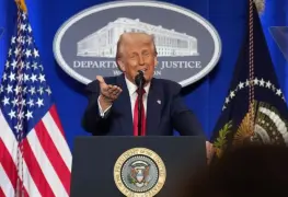 Trump cataloga los ataques contra las propiedades de Tesla como terrorismo doméstico.