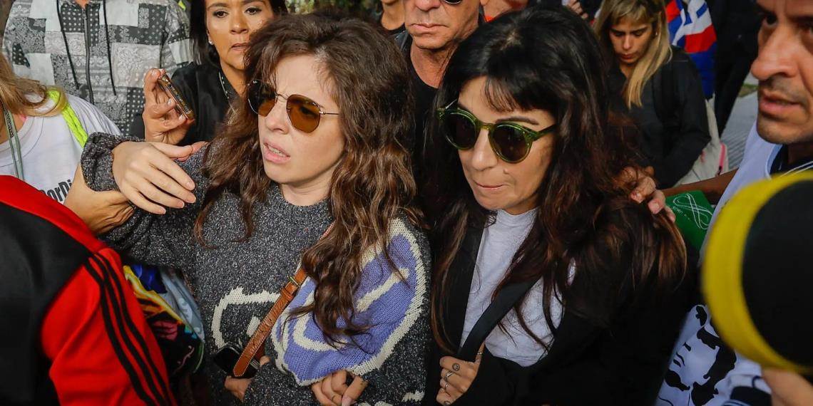 Las hijas de Maradona no podrán participar en el juicio hasta que sean convocadas a prestar declaración.