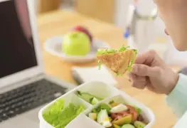 Impacto de no tomar la hora de comida en el trabajo