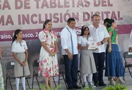 Entrega el gobernador Javier May Rodr&iacute;guez 951 tabletas digitales en para&iacute;so