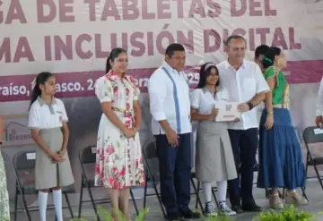 Entrega el gobernador Javier May Rodríguez 951 tabletas digitales en paraíso