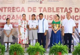 Entrega Javier May m&aacute;s de 5 mil tabletas a estudiantes de secundaria