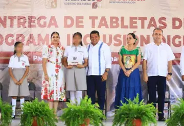 Entrega Javier May más de 5 mil tabletas a estudiantes de secundaria