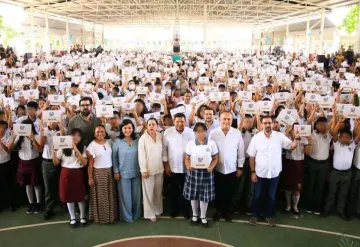 Entrega Javier May 1,977 tabletas electrónicas a alumnos de secundarias de Centro