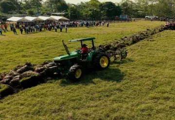 Dan banderazo a programa de apoyo a la mecanización agrícola en apoyo a pequeños productores de Comalcalco