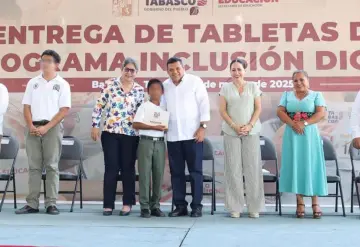 En Balancán, entrega Javier May 3,242 tabletas a estudiantes de secundaria