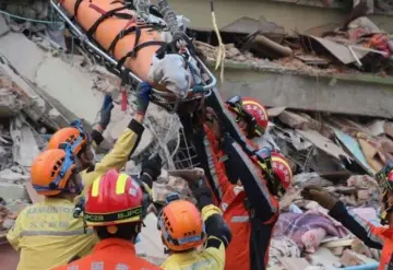 Suman más de 2 mil muertos por sismo en Myanmar.