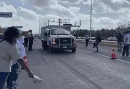 Profesores toman caseta Cancún-Mérida y exigen diálogo.