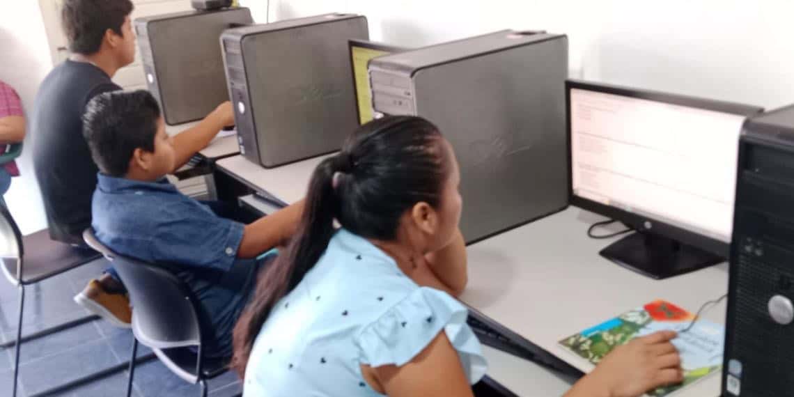 IEAT avanza en atención al rezago educativo; logran 7 mil 299 adultos acreditar evaluación de alfabetización, primaria o secundaria