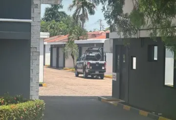 Amaneció tieso en el hotel.
