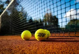 ¿Por qué los torneos de tenis en interiores durante el otoño representan un desafío único para las apuestas?