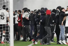 Cay&oacute; el peso de la afici&oacute;n sobre ellos.