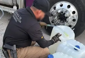 En Durango, Omar García Harfuch resalta la detención de un individuo con 250 litros de heroína líquida.