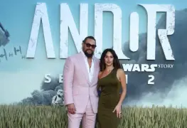 Adria Arjona lucio elegante, natural y enamorada