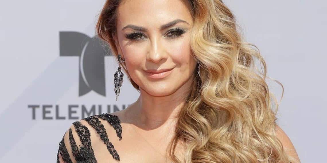 Aracely Arámbula conmueve con un video en el que abraza a sus padres fallecidos