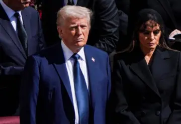 En las redes, critican que Trump vistió traje azul en lugar de negro en el funeral del Papa Francisco.