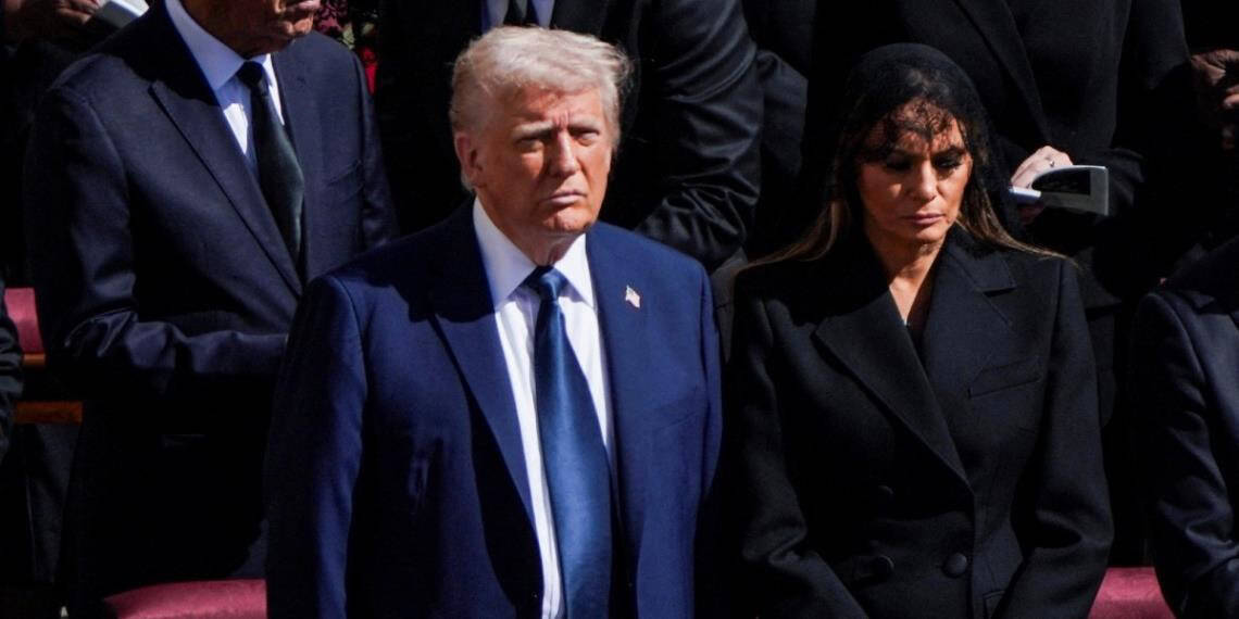 En las redes, critican que Trump vistió traje azul en lugar de negro en el funeral del Papa Francisco.