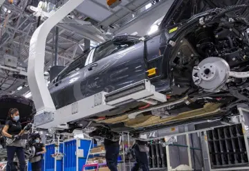 La Secretaría de Economía sostiene que México obtiene beneficios de las acciones de EE.UU. en materia de vehículos