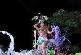 Aspirantes a Flor del Cacao 2025 realizan tradicional desfile de carros alegóricos