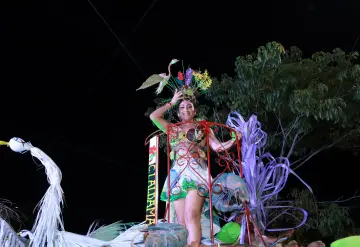 Aspirantes a Flor del Cacao 2025 realizan tradicional desfile de carros alegóricos