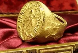 ¿Qué objetos recibe el Papa al obtener su cargo?