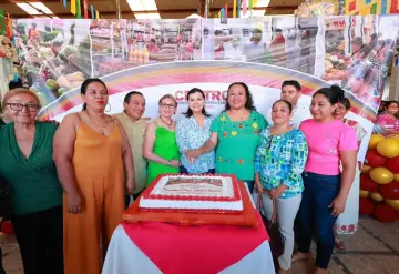 Celebra Yolanda Osuna con locatarios 45 aniversario del "mercado de Atasta"