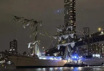 Buque mexicano se estrella contra el puente de Brooklyn