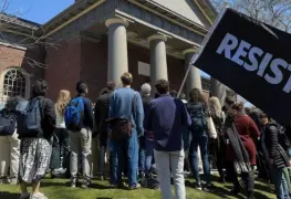 Juez prohíbe la revocación de permisos.