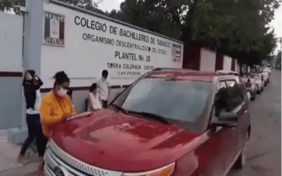 Tensión en Plantel 28: Aspirantes bloquean Paseo de Las Flores