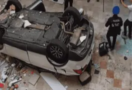 Auto cae en Plaza Lilas