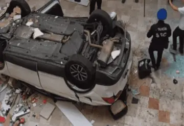 Auto cae en Plaza Lilas