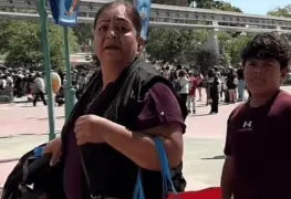 ¡Se avergüenza de su madre!