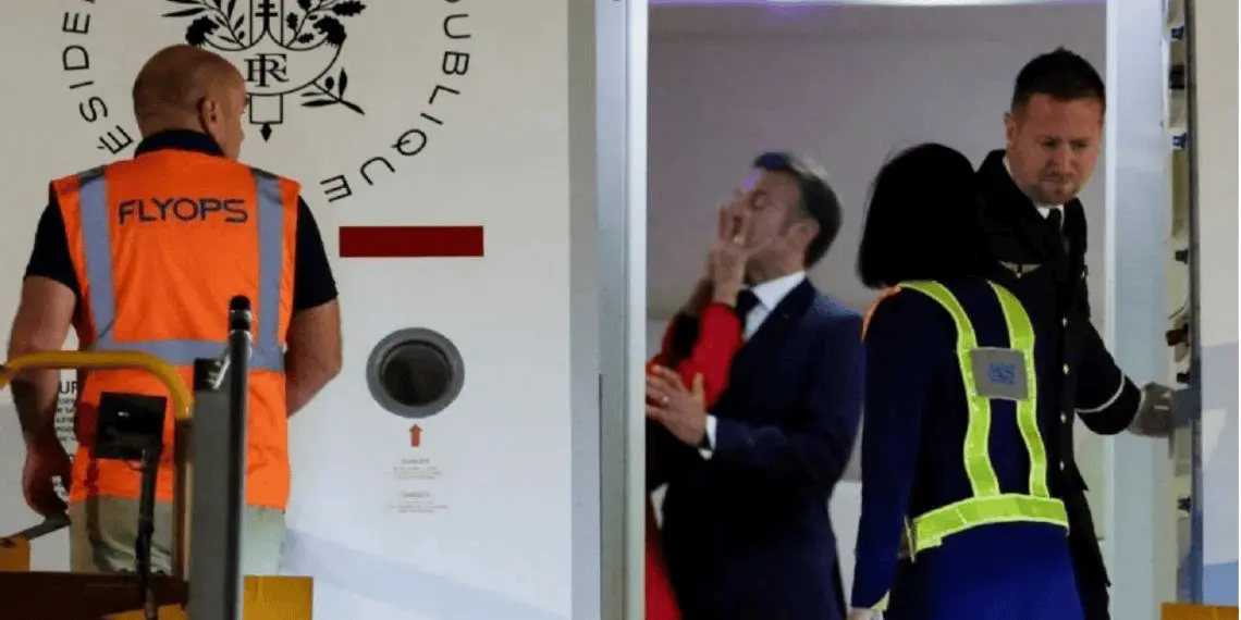 Macron recibe manotazo de su esposa.