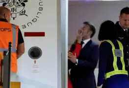 Macron recibe manotazo de su esposa.