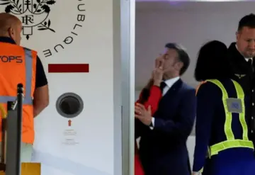 Macron recibe manotazo de su esposa.
