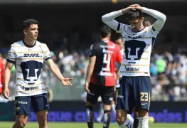 FIFA congela fichajes de Pumas y Atlas.