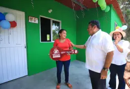 Javier May entrega primeras viviendas del programa