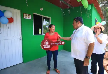 Javier May entrega primeras viviendas del programa