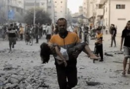 Civiles arriesgan la vida por alimentos.