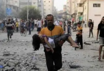 Civiles arriesgan la vida por alimentos.