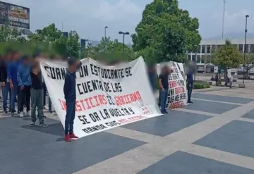 Normalistas mantienen plantón.