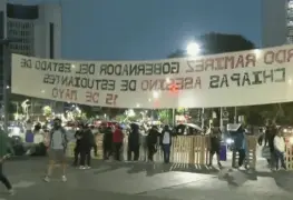 Estudiantes y maestros paralizan Reforma.