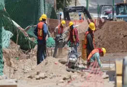 Albañiles se adelantan al calor