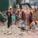 Albañiles se adelantan al calor