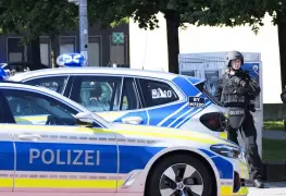 Mujer ataca con cuchillo a transeúntes.