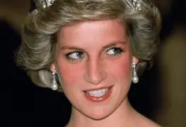 Subastan la mayor colección de moda de la princesa Diana.