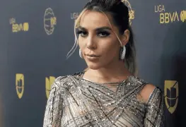 Frida Sofía despide a su abuelo.